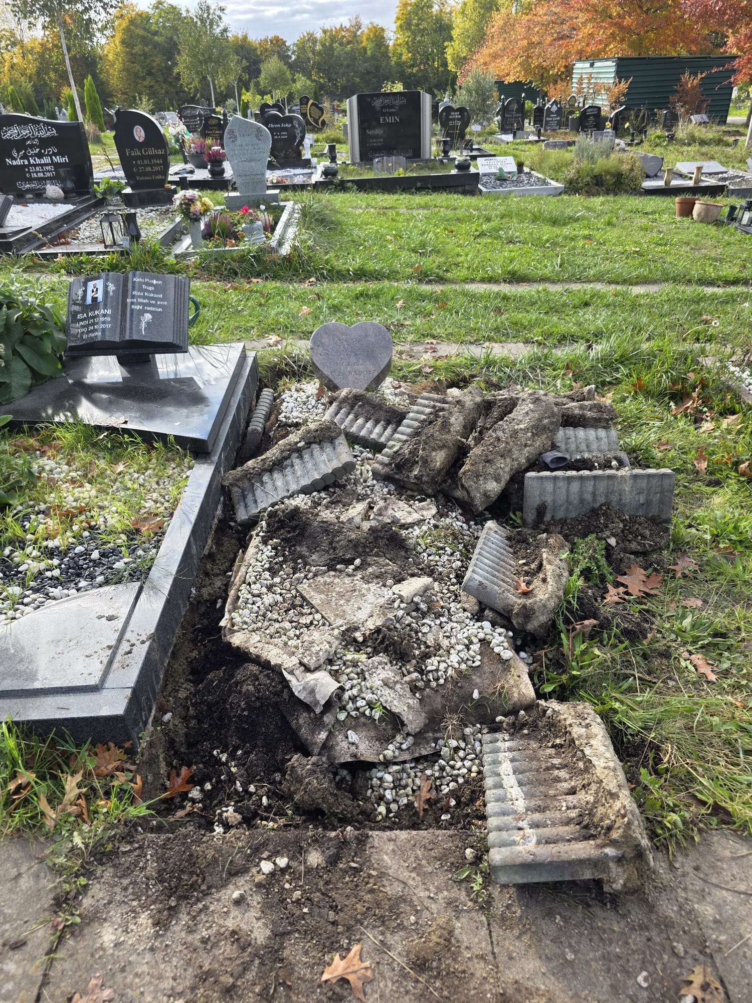 Essen’de Müslüman mezarlığına çirkin saldırı: Mezarlar tahrip edildi