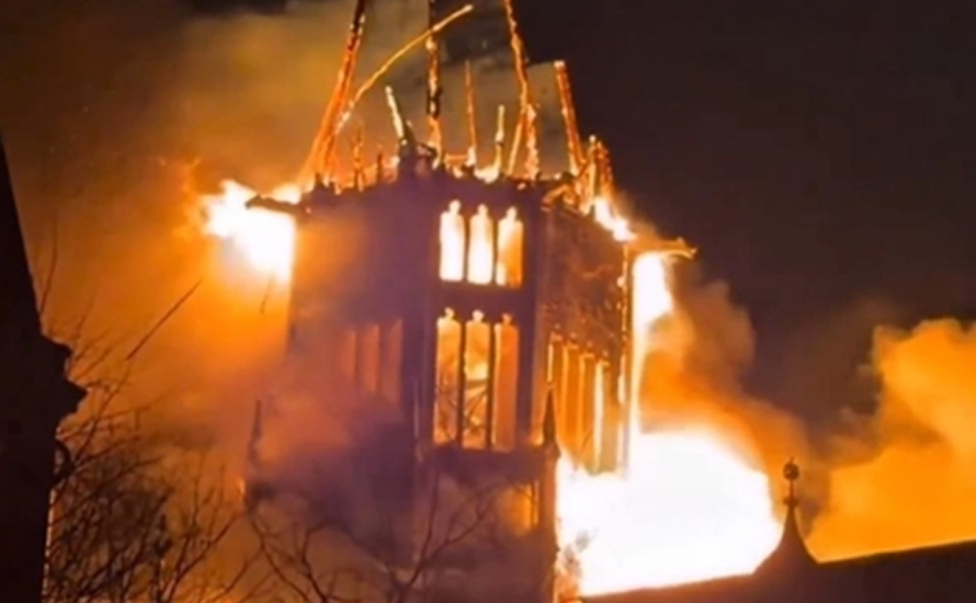 Amsterdam'da yılbaşı olaylarının simgesi: Tarihi Vondelkerk Kilisesi yandı