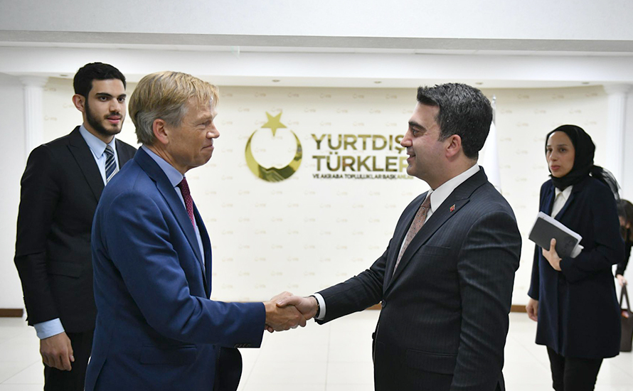 Hollanda’nın Ankara Büyükelçisi Joep Wijnands ve YTB Başkanı Abdulhadi Turus YTB’de buluştu