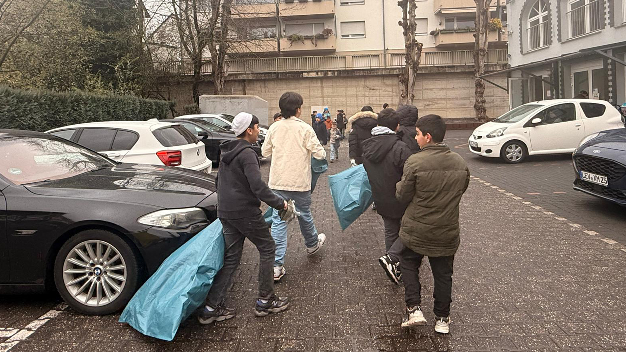 Leverkusen'de cami çevresi çocuklarla temizlendi