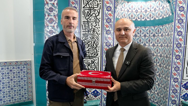 Essen Başkonsolosu Aydın, Dortmund'da görev süresini sonlandırırken camide vatandaşlarla vedalaştı