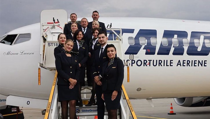 Efsane teknik direktör Lucescu'ya TAROM uçağında anıt