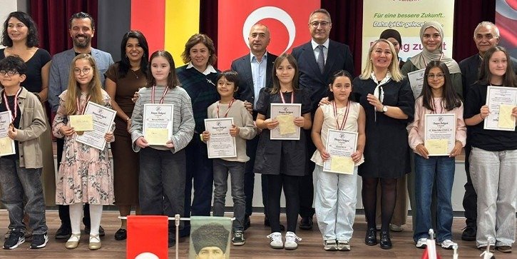 Almanya'da Türkçe-Almanca okuma yarışmasının kazananları ödüllendirildi