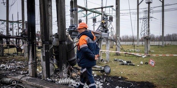 Ukrayna'da rus saldırılarının ardından 600 bine yakın kişi karanlıkta kaldı